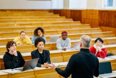 COMMENT SE REPARTISSENT LES HEURES D'ENSEIGNEMENT D'UN PROFESSEUR ? 